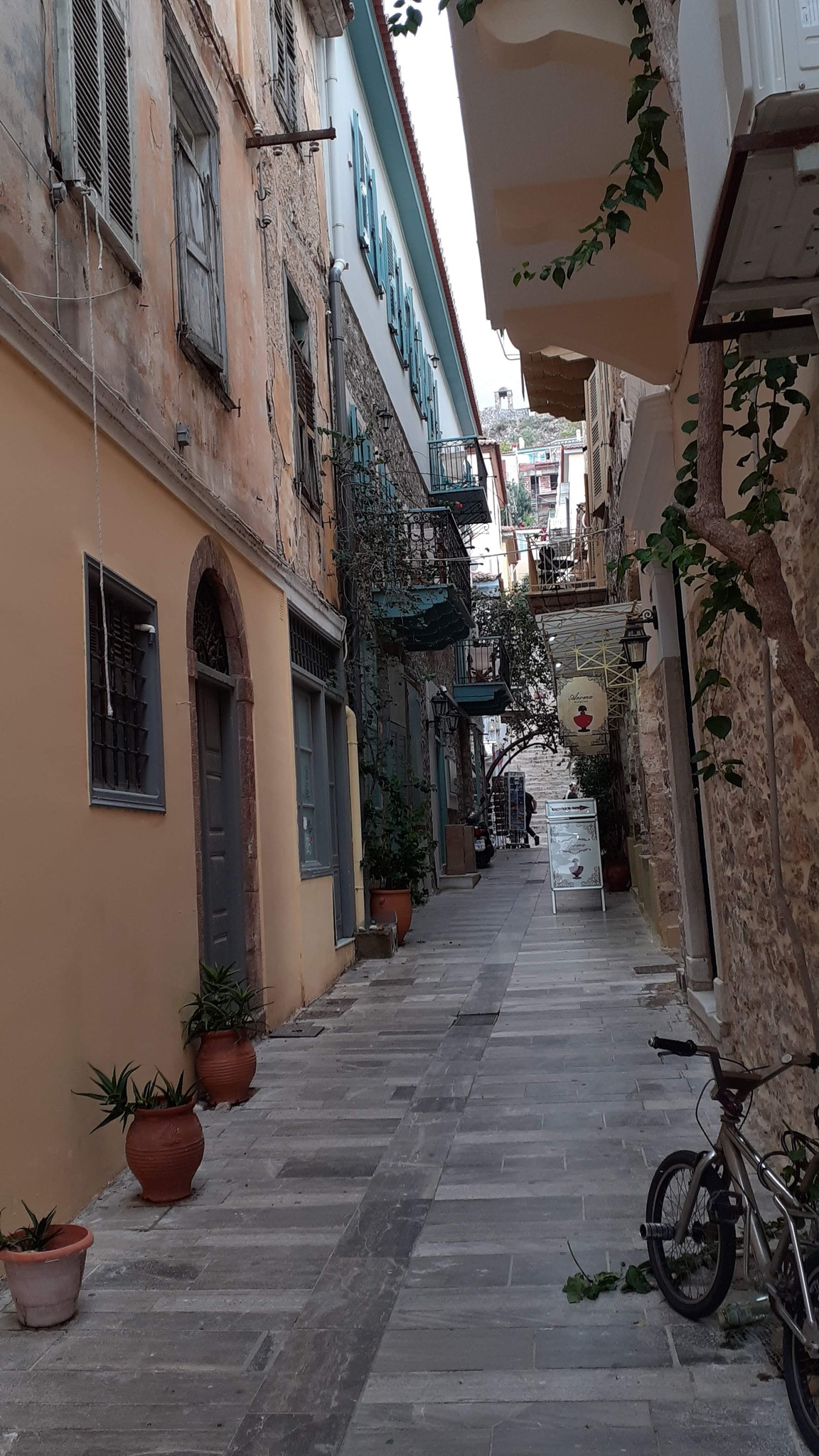  Jedna od tipičnih uličica u Nafpliu